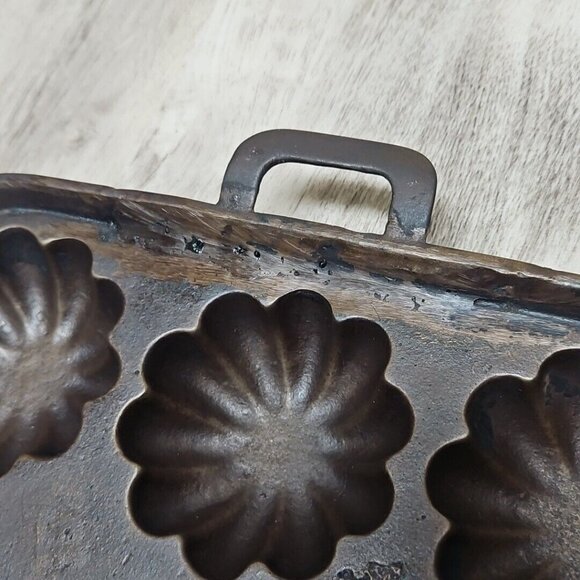 Cast Iron Turks Head Handled Muffin Pan Antique Heavy 12 Slot Unmarked Gatemark? - Picture 4 of 15